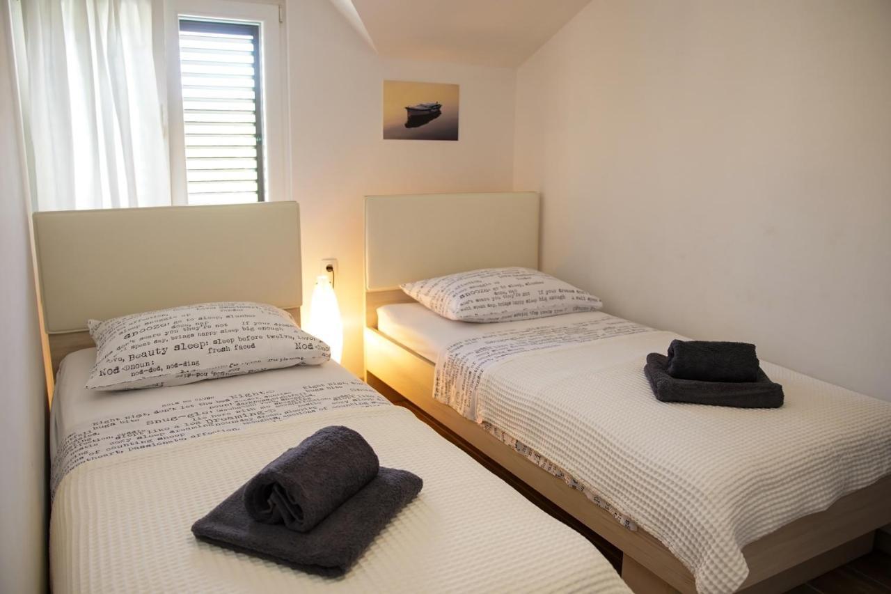 Kaprije Apartmani Tina I Ena Exterior foto