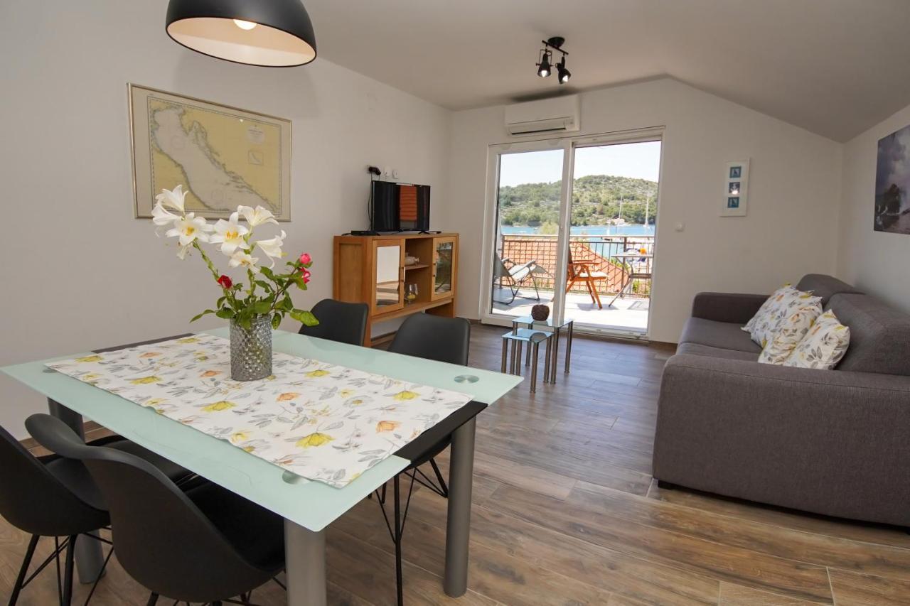 Kaprije Apartmani Tina I Ena Exterior foto