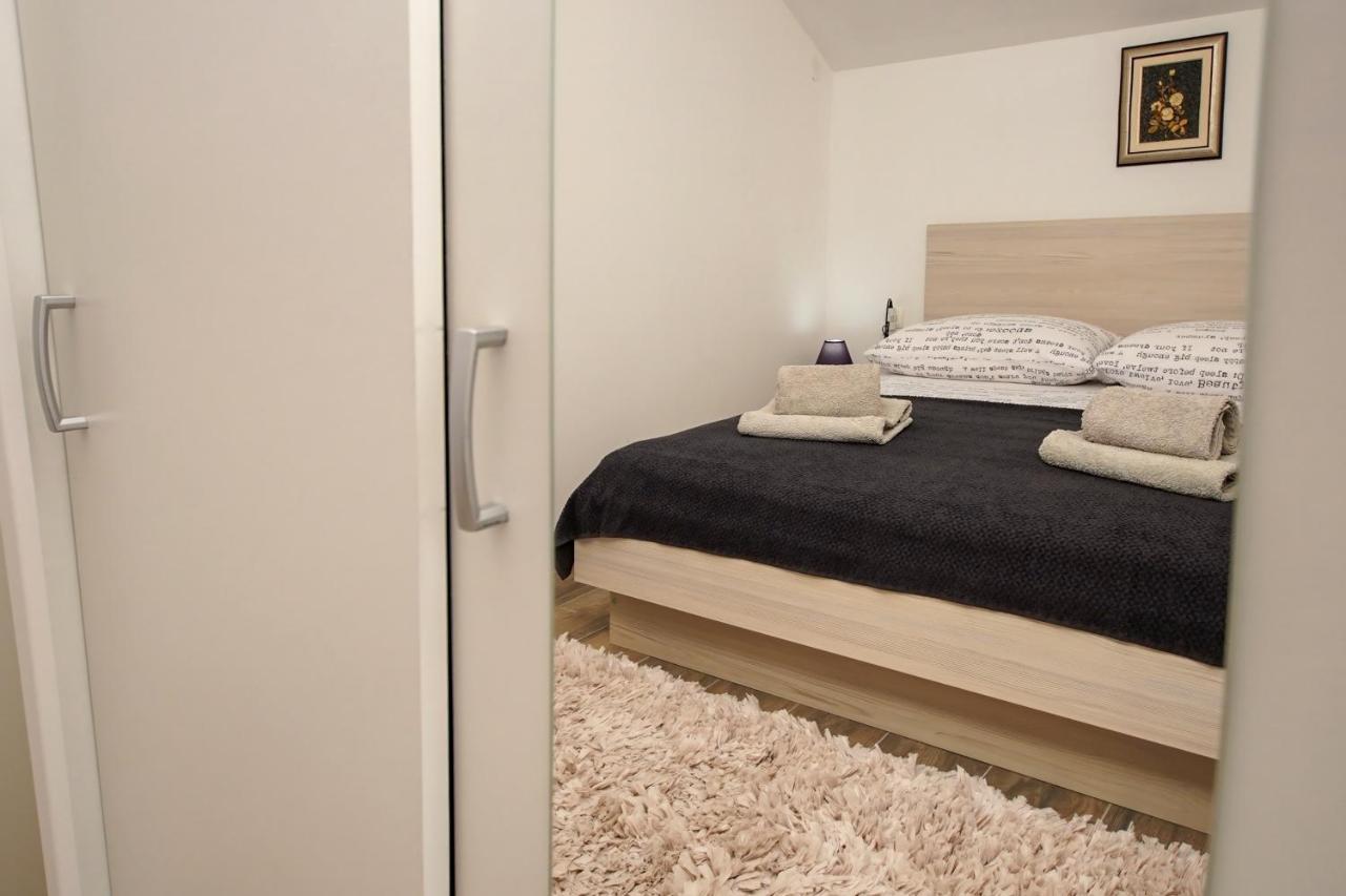 Kaprije Apartmani Tina I Ena Exterior foto