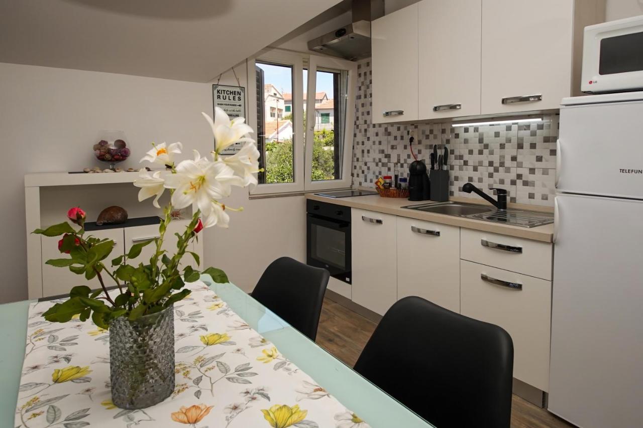 Kaprije Apartmani Tina I Ena Exterior foto
