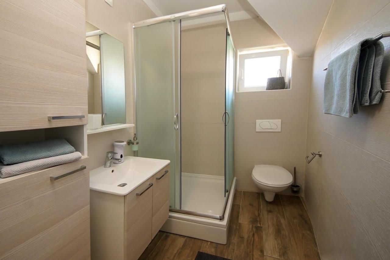 Kaprije Apartmani Tina I Ena Exterior foto