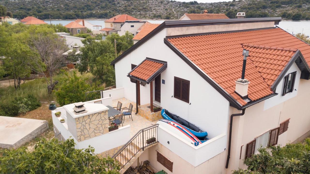 Kaprije Apartmani Tina I Ena Exterior foto
